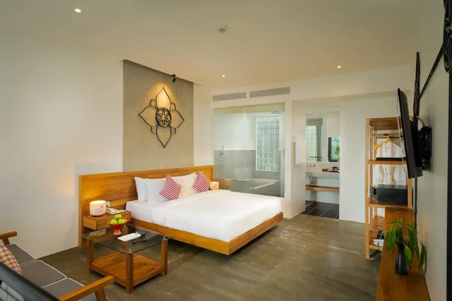 Penthouse Suite, Twin Beds, King Bed, Pool View, Sofa, Balcony، Phka Chan Hotel 1/3