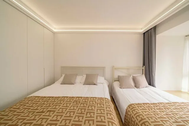 Senior, Apartment, 1 Queen and 1 Single Bed، Book and Bed-People's Square 1/10