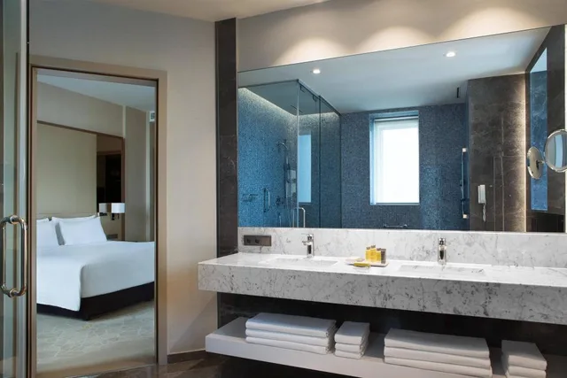 2 Bedrooms, Executive, Suite, King Bed, Sea View, Executive Lounge Access, Istanbul Marriott Hotel Sisli 5/6