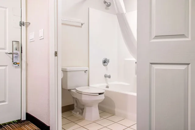 جناح بسرير كينج مع أريكة لذوي الإعاقة، Quality Inn Pooler - Savannah I-95 10/10