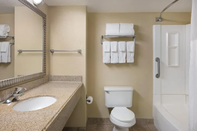 Standard, Multiple Beds، Holiday Inn & Suites Orlando SW - Celebration Area 2/3