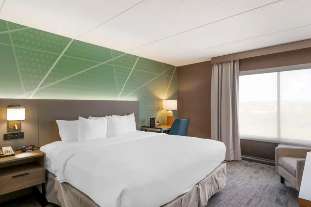غرفة بسرير مزدوج، Comfort Inn & Suites Watertown - 1000 Islands 2/6