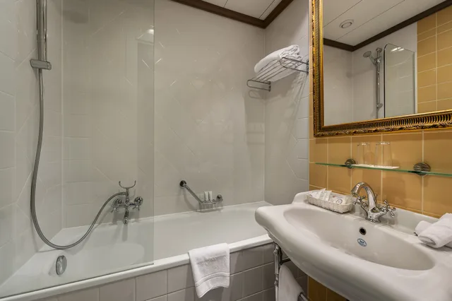 غرفة تنفيذية ثلاثية بسريرين منفصلين مع أريكة، Royal Manotel 1/1