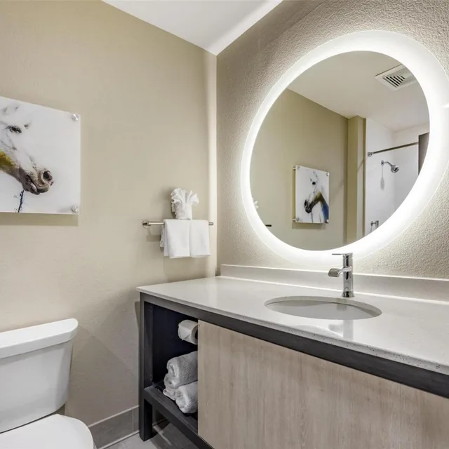 غرفة بسرير كينج وسريرين كوين لذوي الإعاقة، Best Western Plus Executive Residency Jackson Northeast 4/5