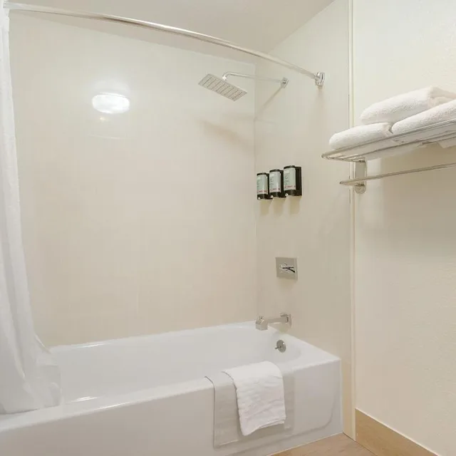 غرفة بسرير كينج وسرير كوين، Best Western Amador Inn 10/10