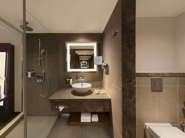 غرفة سوبيريور بسرير كينج مع دخول صالة النادي، Novotel New Delhi Aerocity 5/6