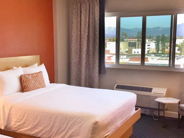 Room, 2 Queen Beds, Lincoln Hotel Monterey Park Los Angeles 7/10