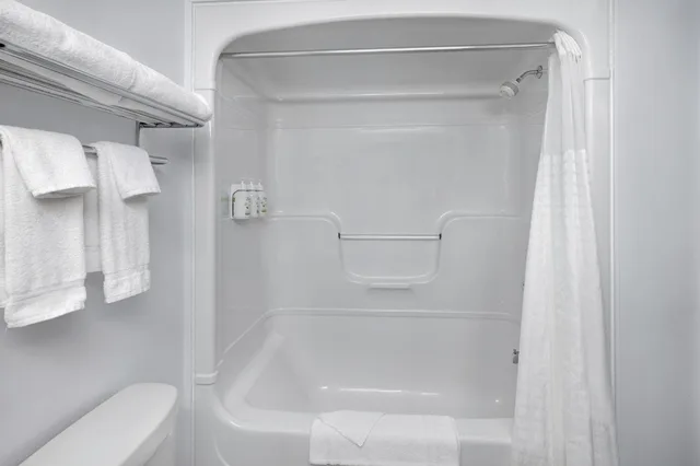 غرفة بسرير كينج وسريرين كوين في طابق مرتفع، Days Inn by Wyndham Edmundston 8/9