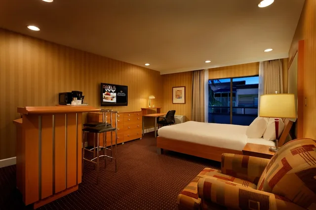جناح بسرير كوين بجاكوزي، Executive Hotel Vancouver Airport 1/3