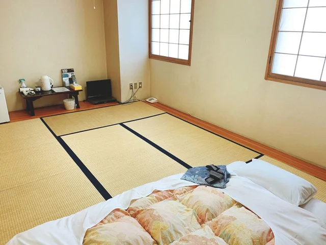 غرفة يابانية قياسية بفراش فوتون وأربعة أسرّة للمدخنين، Hotel Tetora 2/2