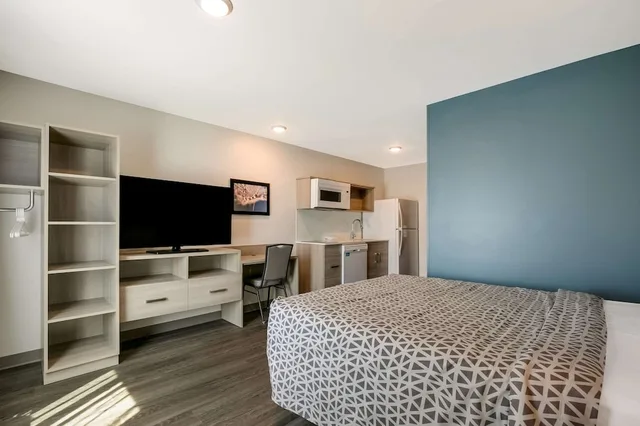 جناح بسرير كوين مع أريكة، WoodSpring Suites Knoxville West 6/10