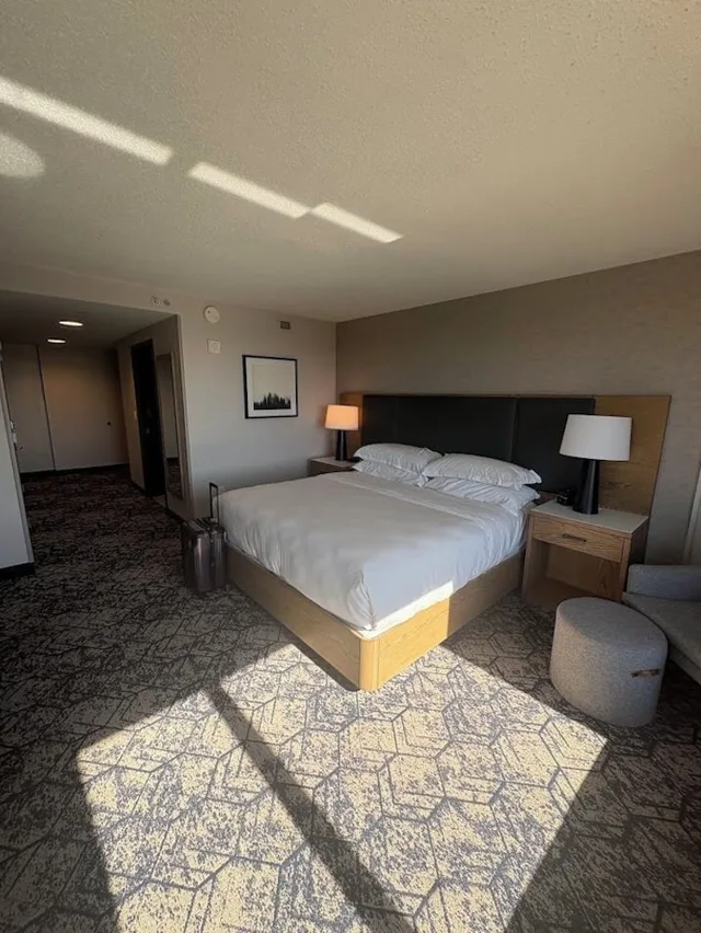 غرفة كلوب ركنية بسرير كينج، SHERATON OVERLAND PARK HOTEL AT THE CONVENTION CENTER 3/10