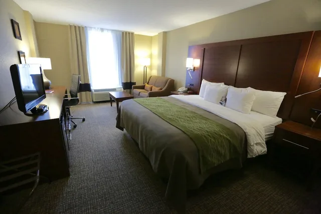 غرفة قياسية مفردة بسرير كينج مع أريكة في الطابق العلوي، Comfort Inn MSP Airport - Mall Of America 3/10