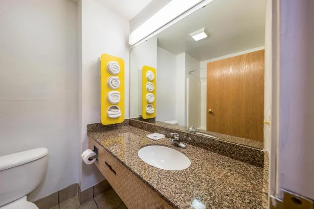 غرفة بسرير كينج بمطبخ للمدخنين، Motel6 Decatur, TX 8/8