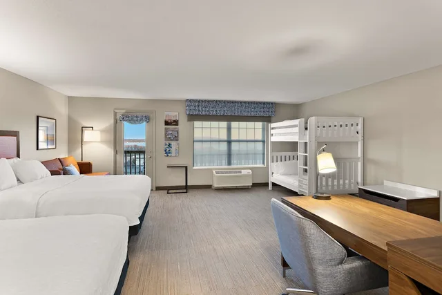جناح عائلي بسرير بطابقين وسريرين كوين بشرفة مع أريكة، Hampton Inn & Suites by Hilton Petoskey 3/5