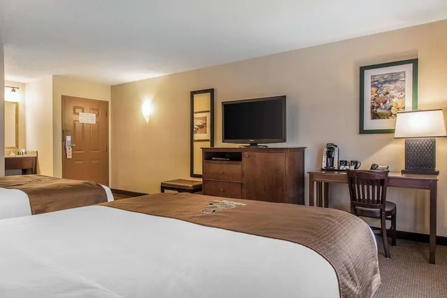 Superior, 2 Queen Beds, The Black Swan Lee Lenox An Ascend Collection Hotel 6/10