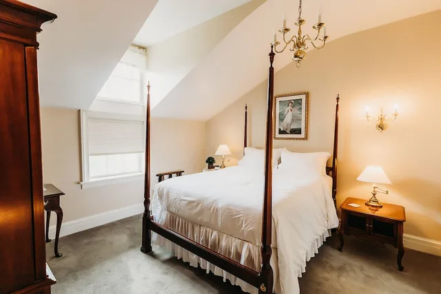 Signature, Suite, Queen Bed, Two Story, Jetted Tub، The Rochester Inn, A Historic Hotel 4/10