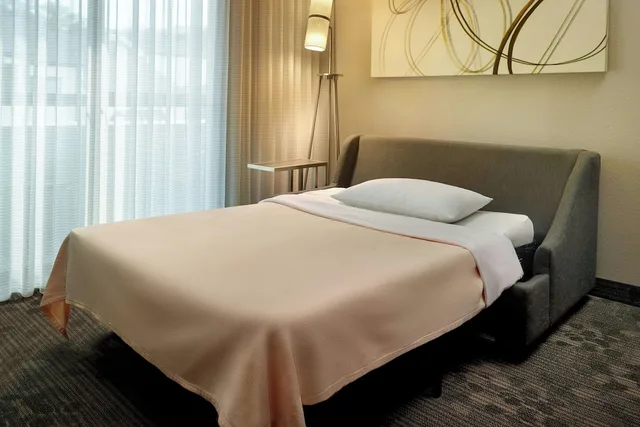 غرفة بسرير كينج بإطلالة على الفناء بشرفة، Courtyard By Marriott Birmingham Homewood 1/4