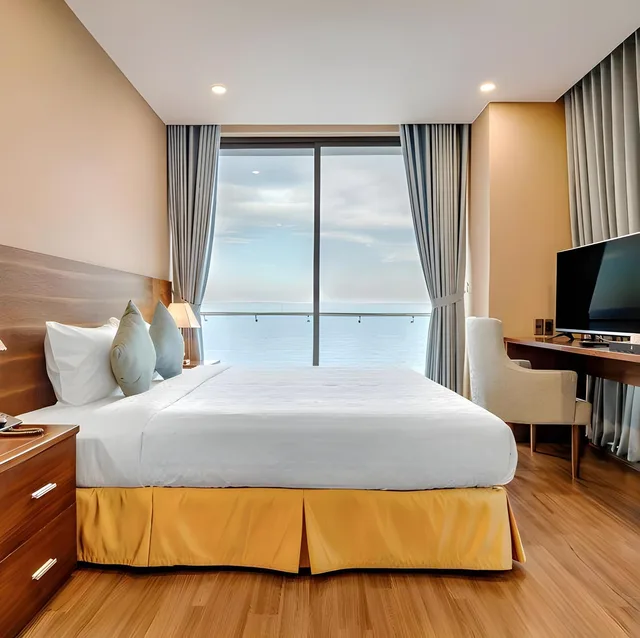 شقة بسرير كينج وسريرين منفصلين بغرفتي نوم، Yarra Ocean Suites Danang 1/2