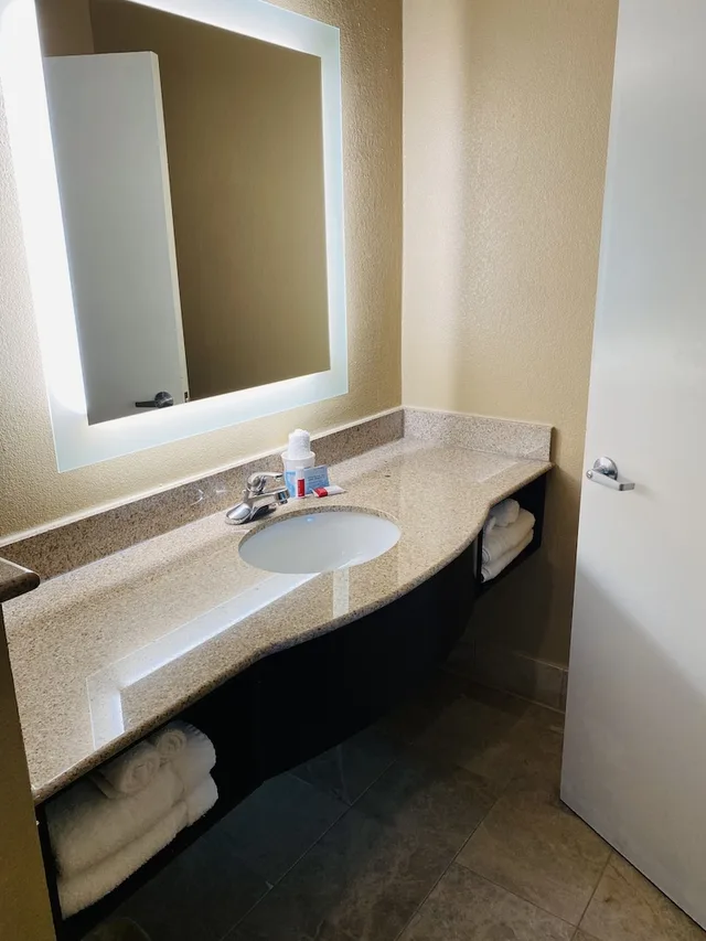 غرفة بسرير كينج لذوي الإعاقة، Super 8 by Wyndham Danville 10/10