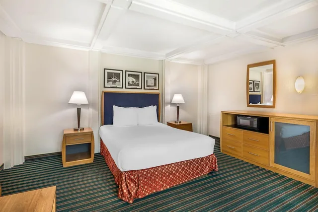 غرفة قياسية بسرير كوين بإطلالة على المسبح بشرفة، Best Western Pine Tree Motel 3/5