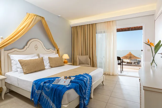 غرفة مزدوجة كومفورت بسريرين منفصلين بإطلالة على البحر، Alexander Beach Hotel & Village Resort 3/4