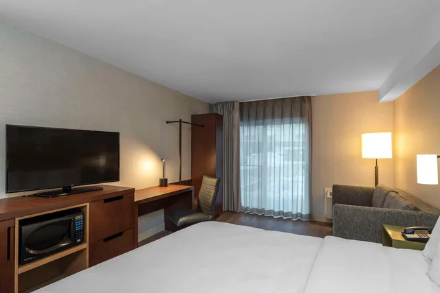 غرفة بسرير كينج، Comfort Inn Kingston - Highway 401 10/10
