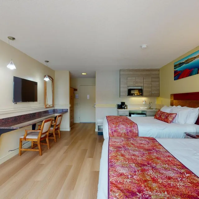 Room, 2 Queen Beds, Lake Front، Surfside On The Lake 9/10