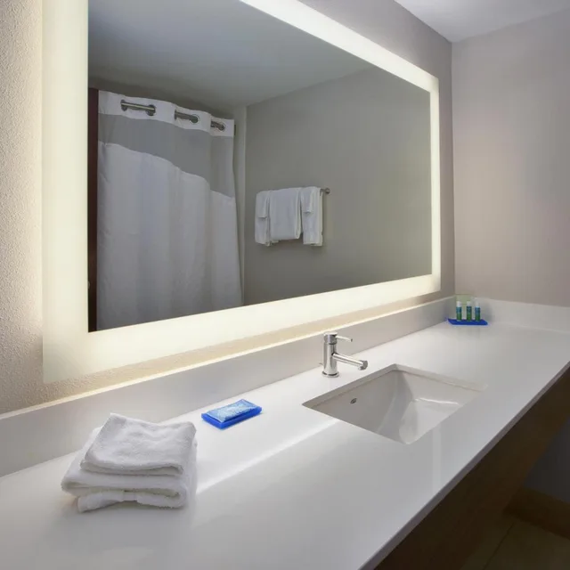 غرفة بسرير كينج بحوض جاكوزي، Holiday Inn Express Hotel And Suites Cincinnati Northeast Milford 2/5
