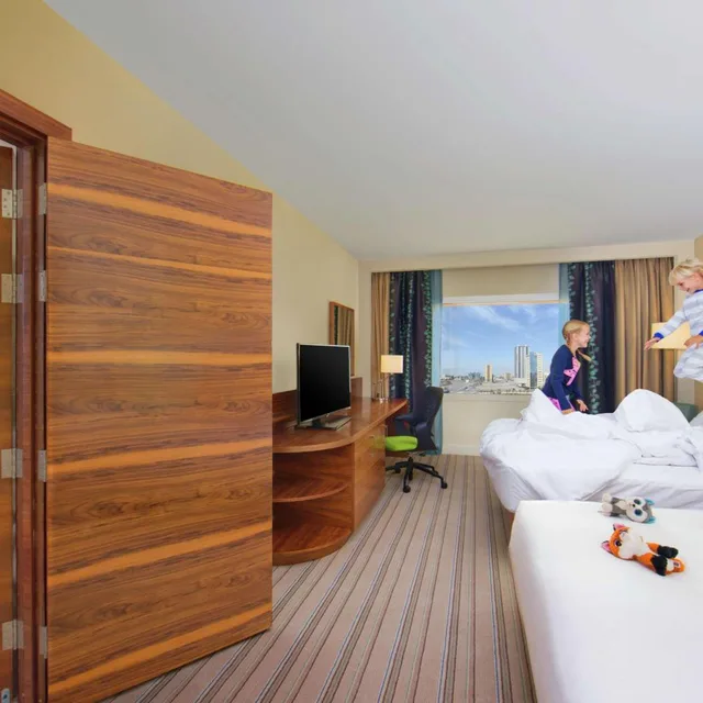 غرفة متصلة عائلية بسرير فردي، Hilton Garden Inn Ras Al Khaimah 3/7