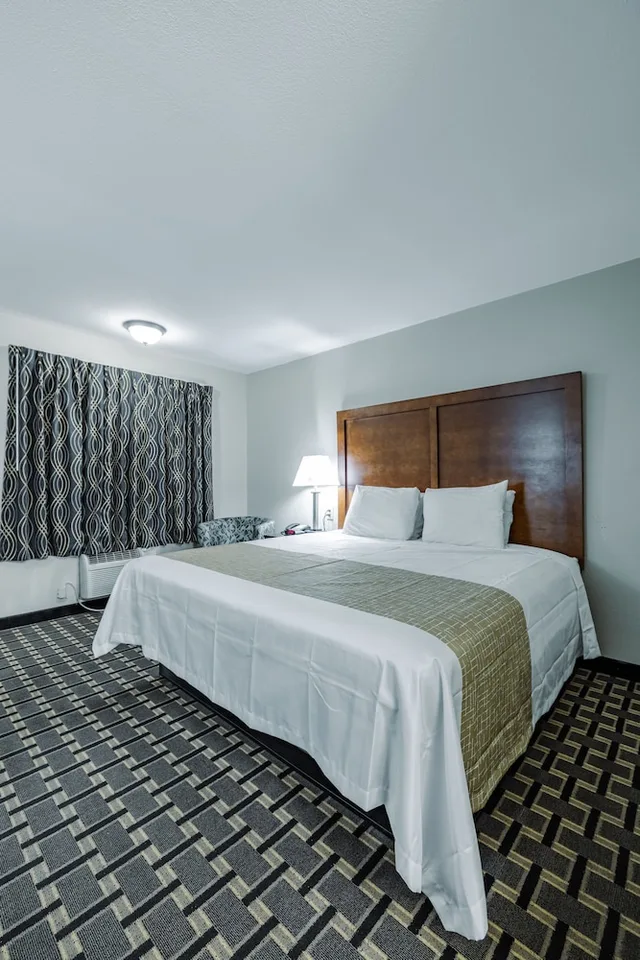 غرفة بسرير كينج للمدخنين، Travelodge by Wyndham Jackson North 2/10