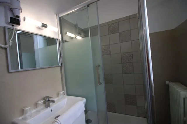 غرفة ثلاثية بسرير مزدوج وسرير فردي، L Univers Hotel 4/4