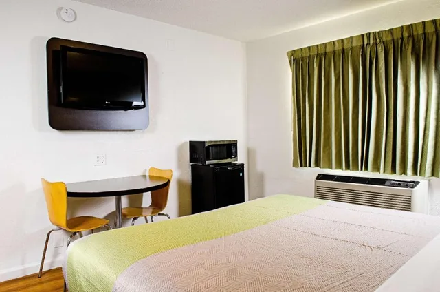 غرفة بسرير كينج بمطبخ، Motel6 Modesto, CA - Downtown 3/4