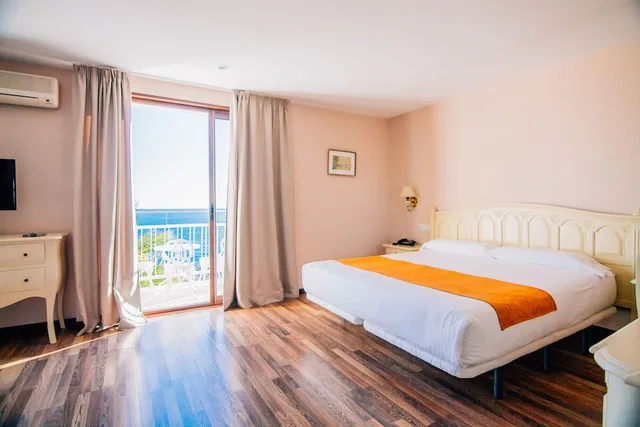 جناح جونيور بسرير مزدوج وسريرين منفصلين بإطلالة على البحر، Hotel Roger de Flor by Seleqtta 1/9