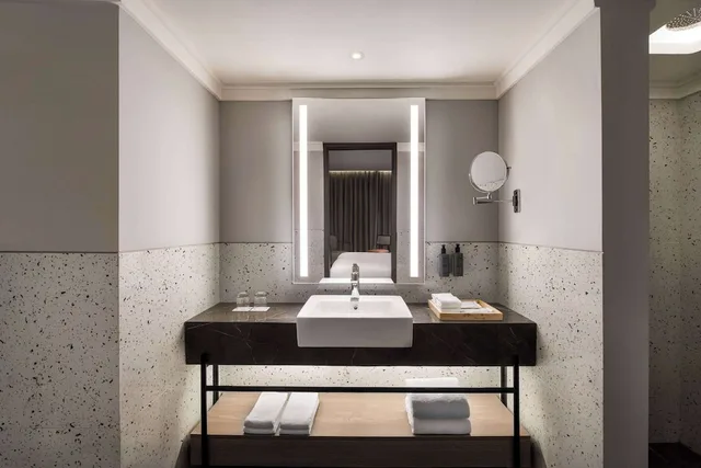غرفة بسرير كينج لذوي الإعاقة، Ramada Encore by Wyndham Indore Nipania 7/7