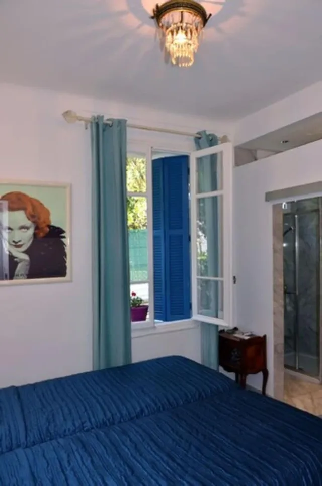 غرفة بسريرين منفصلين بإطلالة على الحديقة، Hotel Normandy 2/3