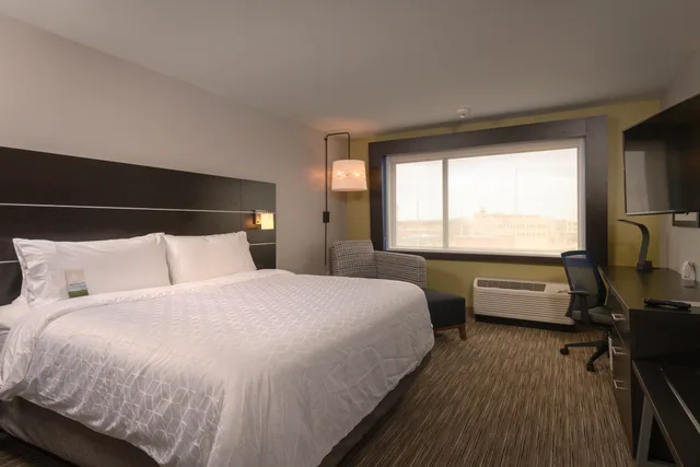 غرفة بزنس بسرير كينج، Holiday Inn Express Suites Tulsa Downtown Arts District 1/3