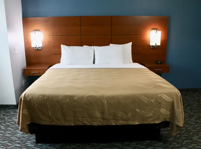 جناح بسرير كينج مع أريكة، Quality Inn and Suites Watertown Fort Drum 4/9