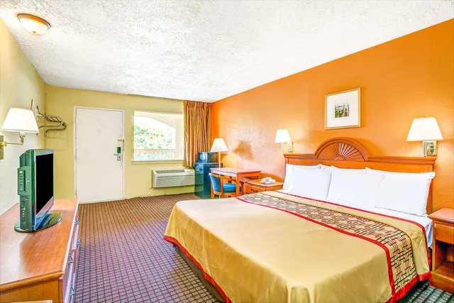 غرفة بسرير كينج للمدخنين، Days Inn by Wyndham Chesapeake 2/2