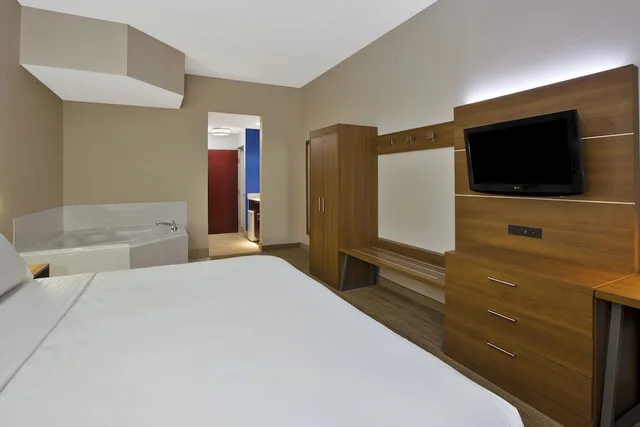 غرفة قياسية بسرير كوين بحوض جاكوزي لذوي الإعاقة، Holiday Inn Express Hotel And Suites Cincinnati Northeast Milford 2/7