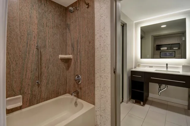 جناح بسرير كينج بغرفة نوم واحدة، Homewood Suites by Hilton Edgewater-NYC Area 1/3