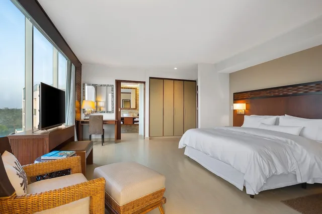 غرفة تنفيذية بسرير كينج بشرفة، The Westin Playa Bonita 1/9