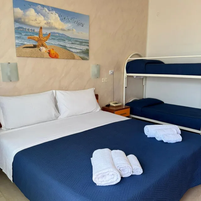 غرفة رباعية، Hotel Germania 3/8
