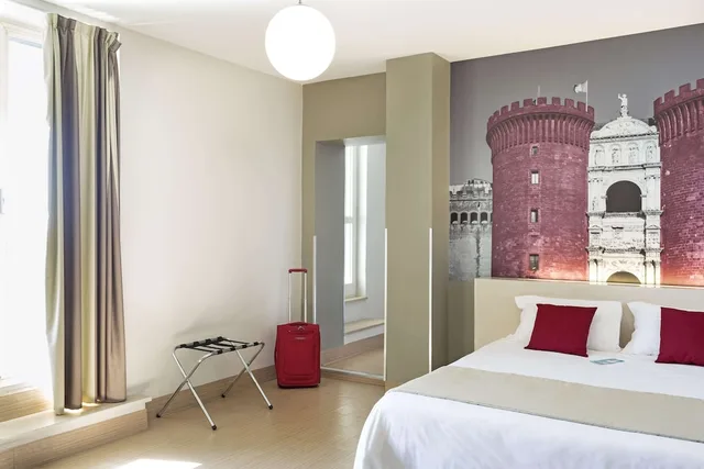 غرفة ثلاثية بسرير كوين وسرير فردي بشرفة، B&B Hotel Napoli 1/10