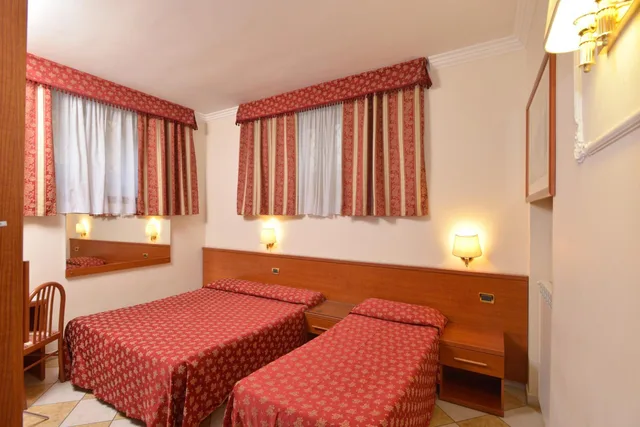 غرفة ثلاثية، Hotel Chicago 4/8