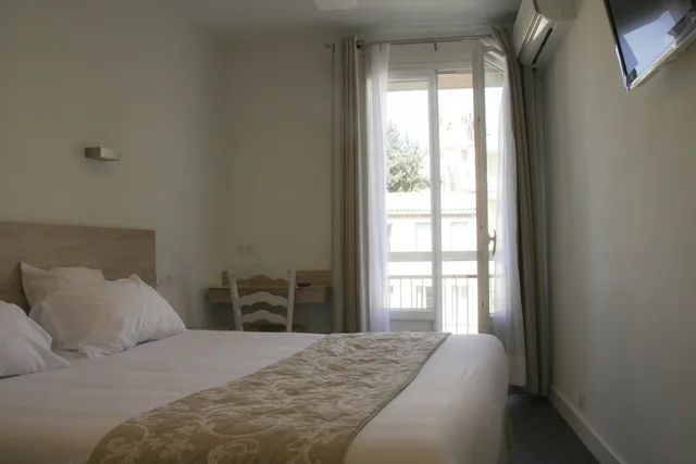 غرفة بسرير مزدوج بإطلالة على المدينة، Hotel Le Concorde 1/4
