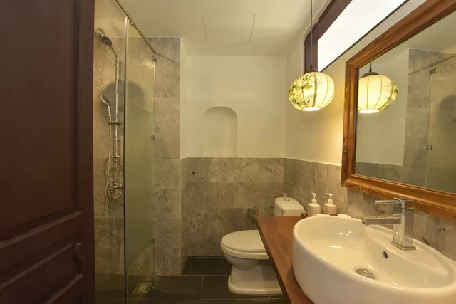 غرفة عائلية بسرير كوين وسريرين منفصلين بشرفة، An Bang Beach Side Boutique Homes & Villa 4/4