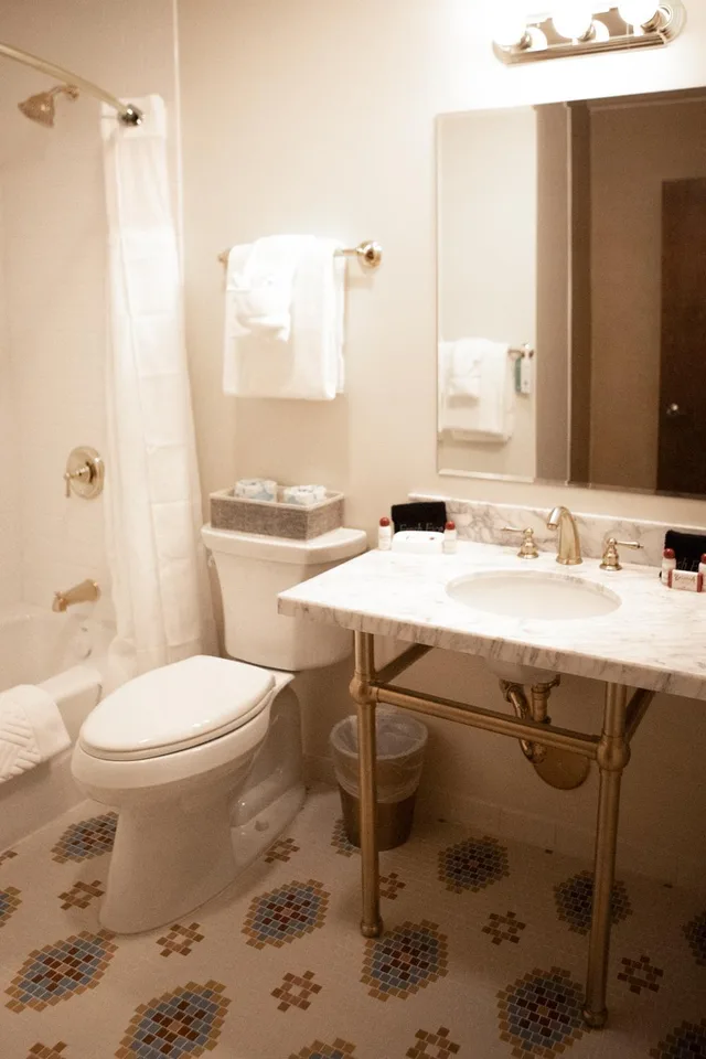 غرفة قياسية بسرير كينج وسرير كوين، Belvada Hotel 7/8