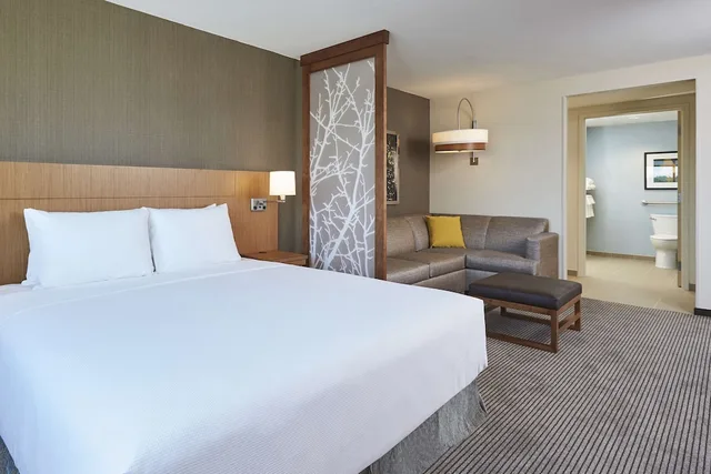 غرفة بسرير كينج بإطلالة مع أريكة، Hyatt Place Toronto Mississauga Centre 1/5