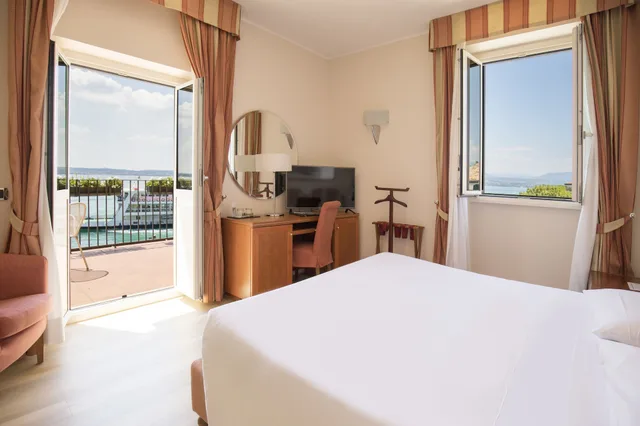 غرفة بسرير مزدوج بإطلالة على البحيرة بشرفة، Hotel Sirmione E Promessi Sposi 1/5